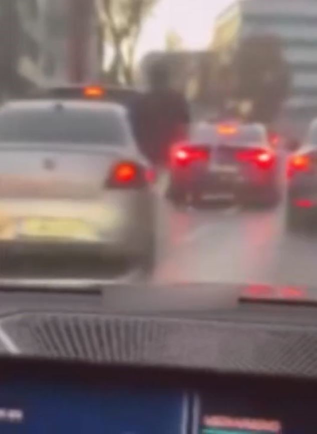 D&uuml;ğ&uuml;n konvoyunda trafiği tehlikeye atan şahıslara 15 bin 888 TL ceza
