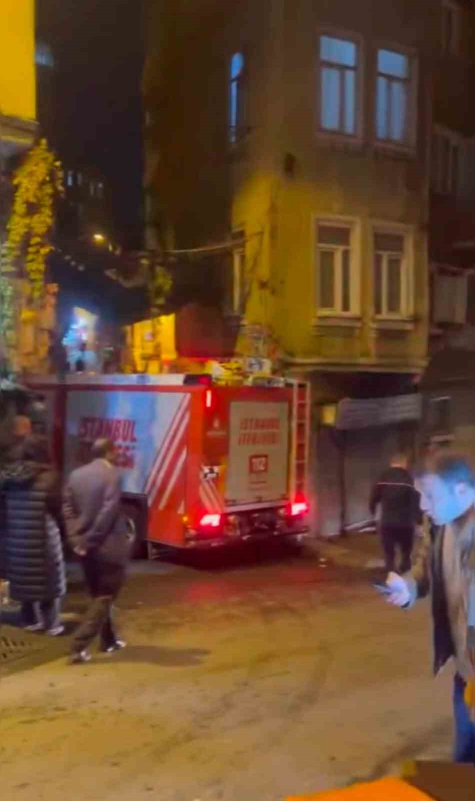 Beyoğlu&rsquo;nda korkutan yangın
