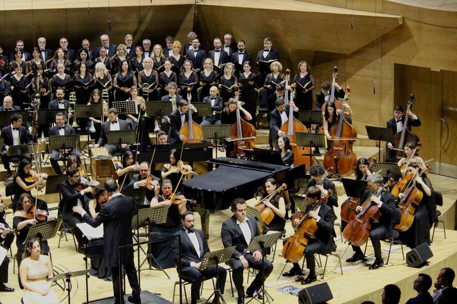 CSO&rsquo;nun 200. yılı D&uuml;nya Koro G&uuml;n&uuml;&rsquo;nde 500 koristin verdiği konserle ta&ccedil;landı
