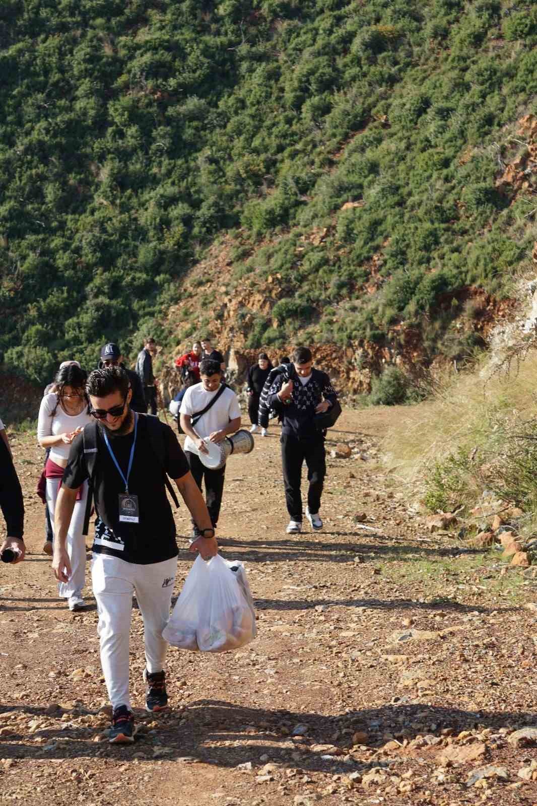 KYK&rsquo;lı &ouml;ğrencilerden ve derneklerden yangın sonrası Marmaris&rsquo;e can suyu
