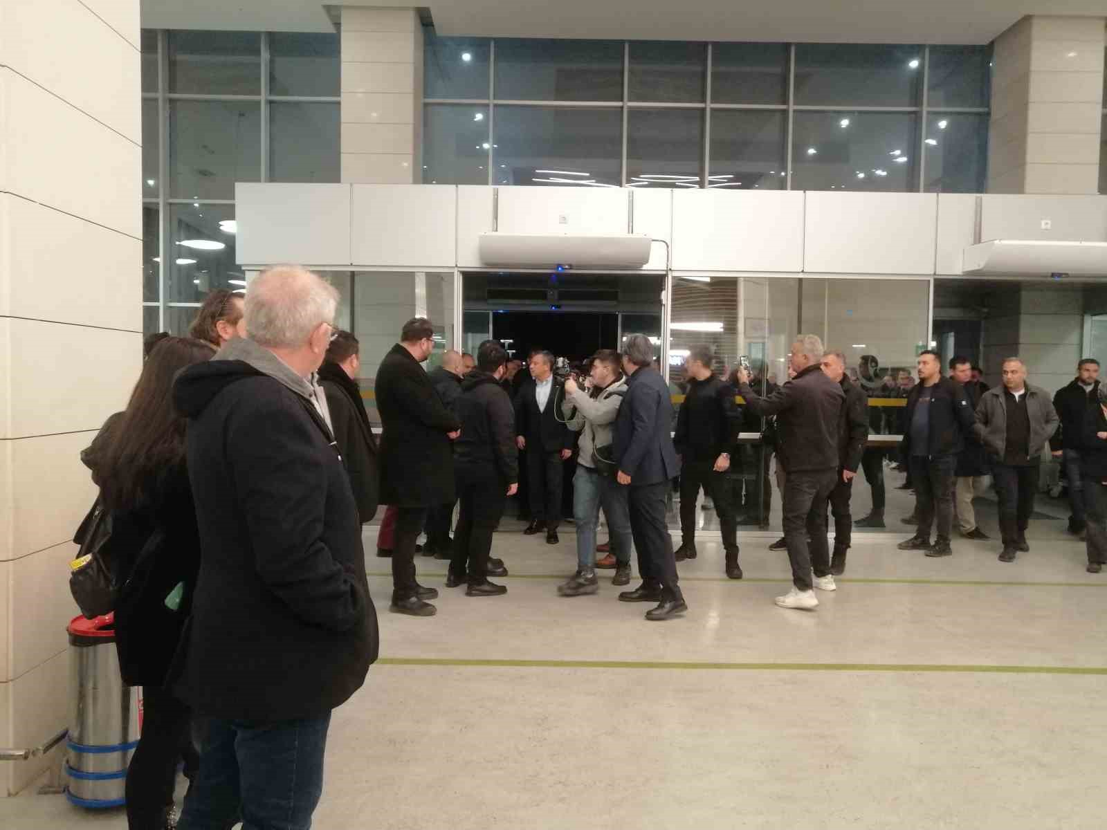 &Ouml;zg&uuml;r &Ouml;zel duygularına hakim olamadı
