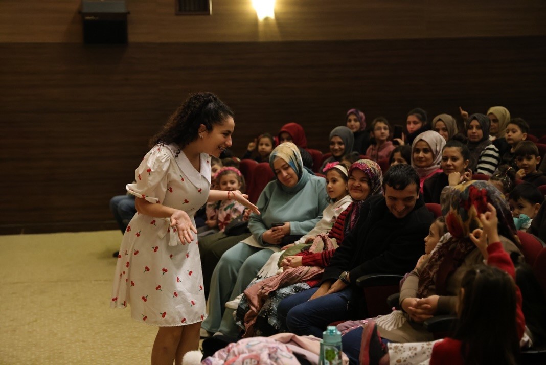 K&uuml;tahya&rsquo;da &rsquo;Ecem ile &Ccedil;ilek Vantrolog G&ouml;sterisi&rsquo;ne &ccedil;ocuklardan ilgi
