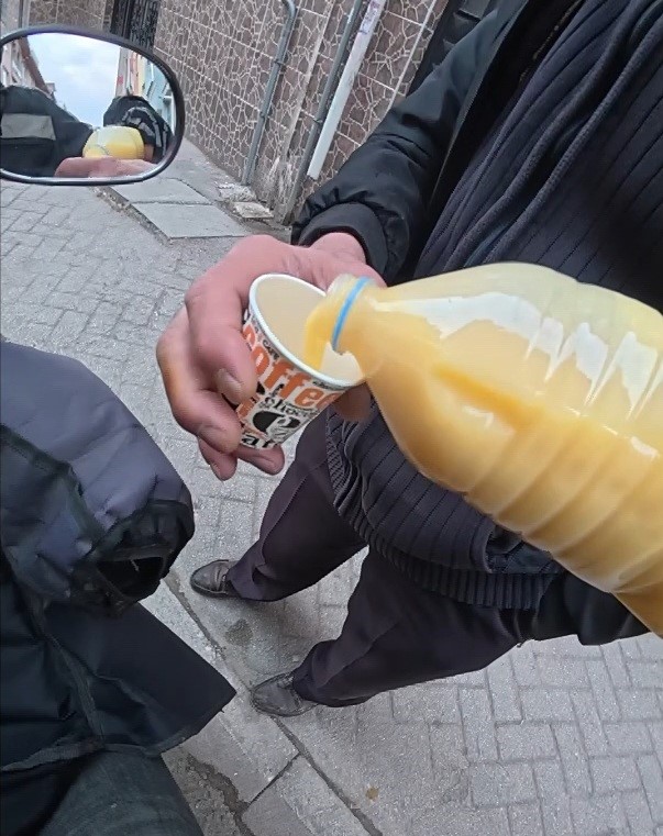 Motosikleti ile trafikte boza ikramı
