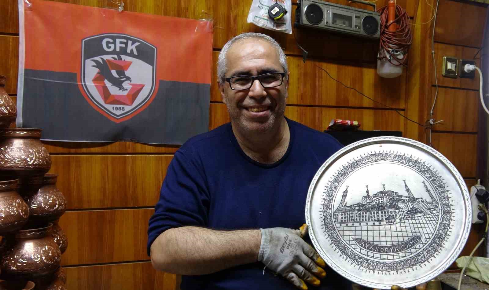 Baba mesleği bakırcılığı 40 yıldır aynı dükkanda sürdürüyor