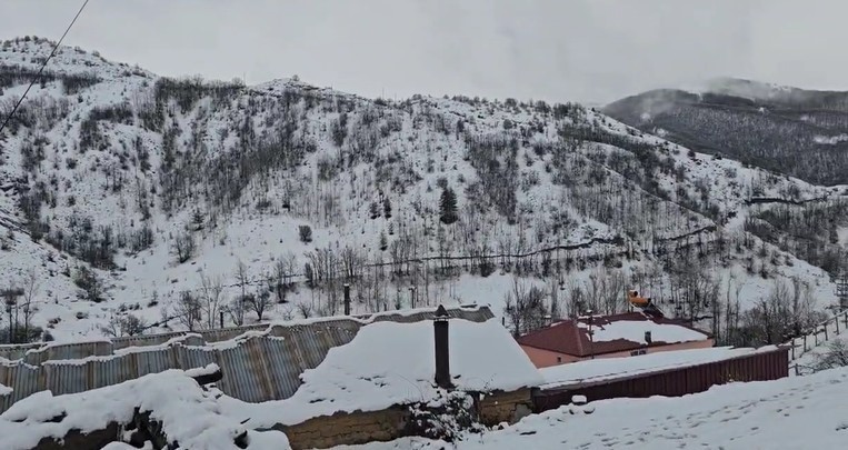 Erzincan&rsquo;ın y&uuml;ksek kesimleri beyaza b&uuml;r&uuml;nd&uuml;
