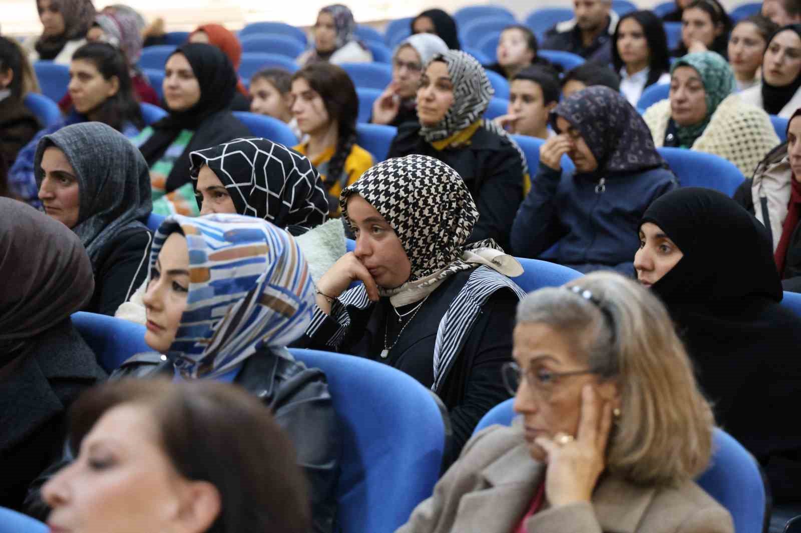 Otizmli yazar ebeveynlerle buluşarak otizmi anlattı