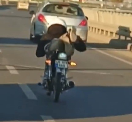 Kahramanmaraş’ta motosikletle tehlikeli sürüş kamerada
