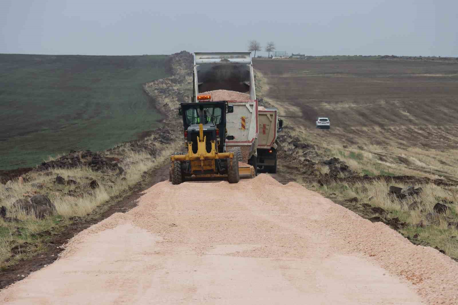 Siverek kırsalındaki yolları büyükşehir yapıyor