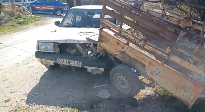 Burdur&rsquo;da otomobille &ccedil;arpışan trakt&ouml;r devrildi: 3 yaralı
