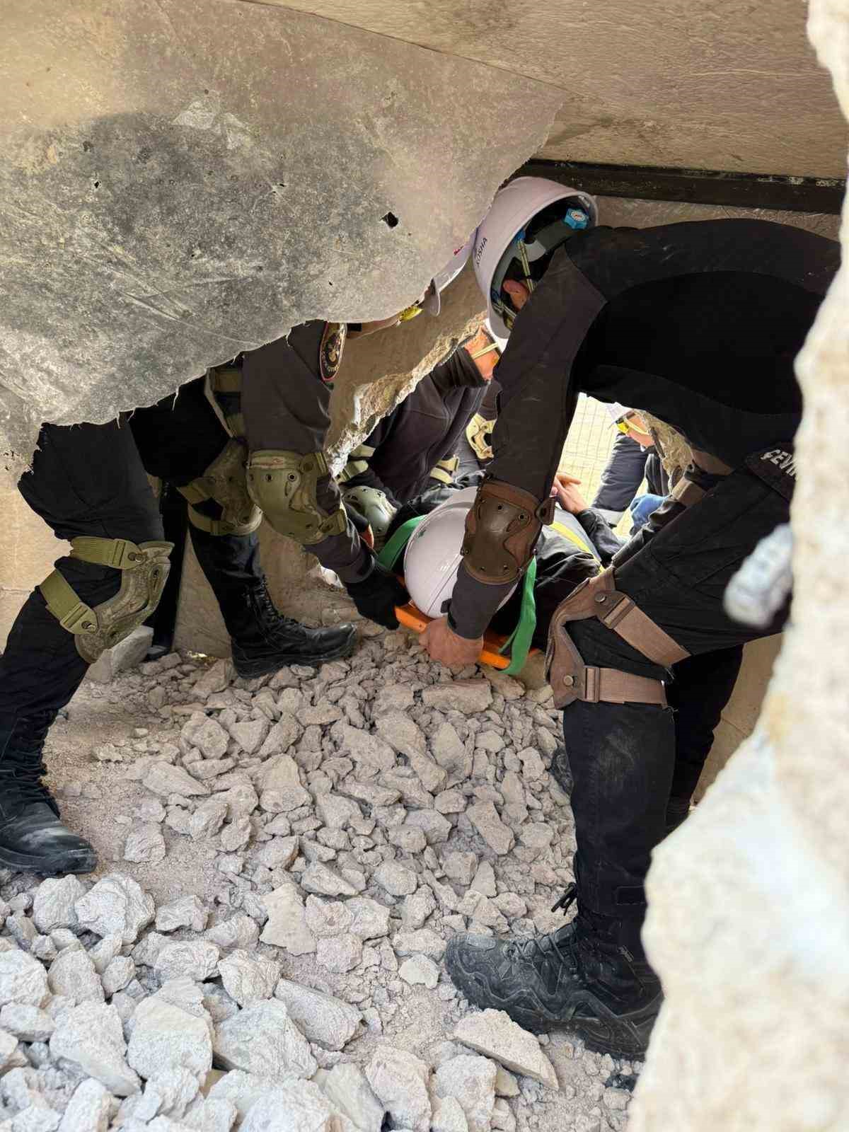 Bayburt’ta Çevik Kuvvet personeline enkazda arama kurtarma eğitimi