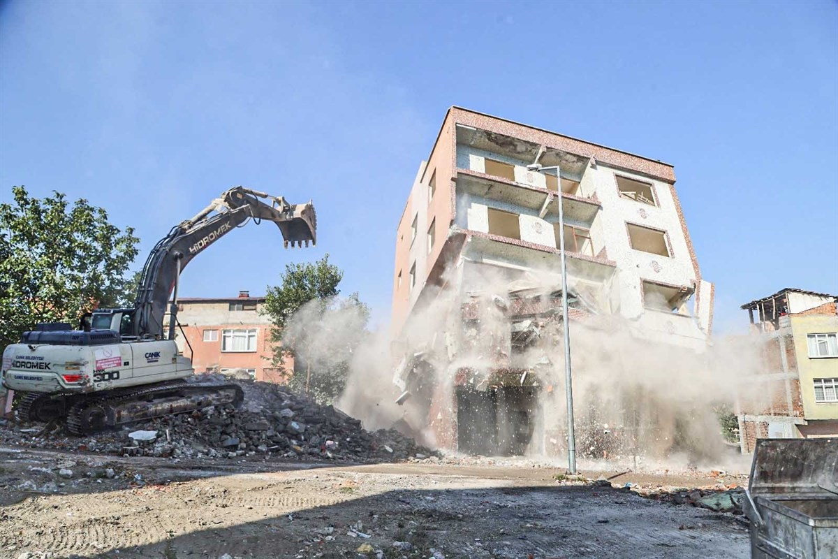 Sandık&ccedil;ı: "Depreme dayanıksız 741 binanın yıkımını s&uuml;rd&uuml;r&uuml;yoruz"
