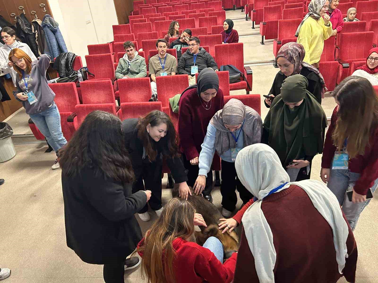 Polisten &uuml;niversite &ouml;ğrencilerine uyuşturucu ile m&uuml;cadele eğitimi
