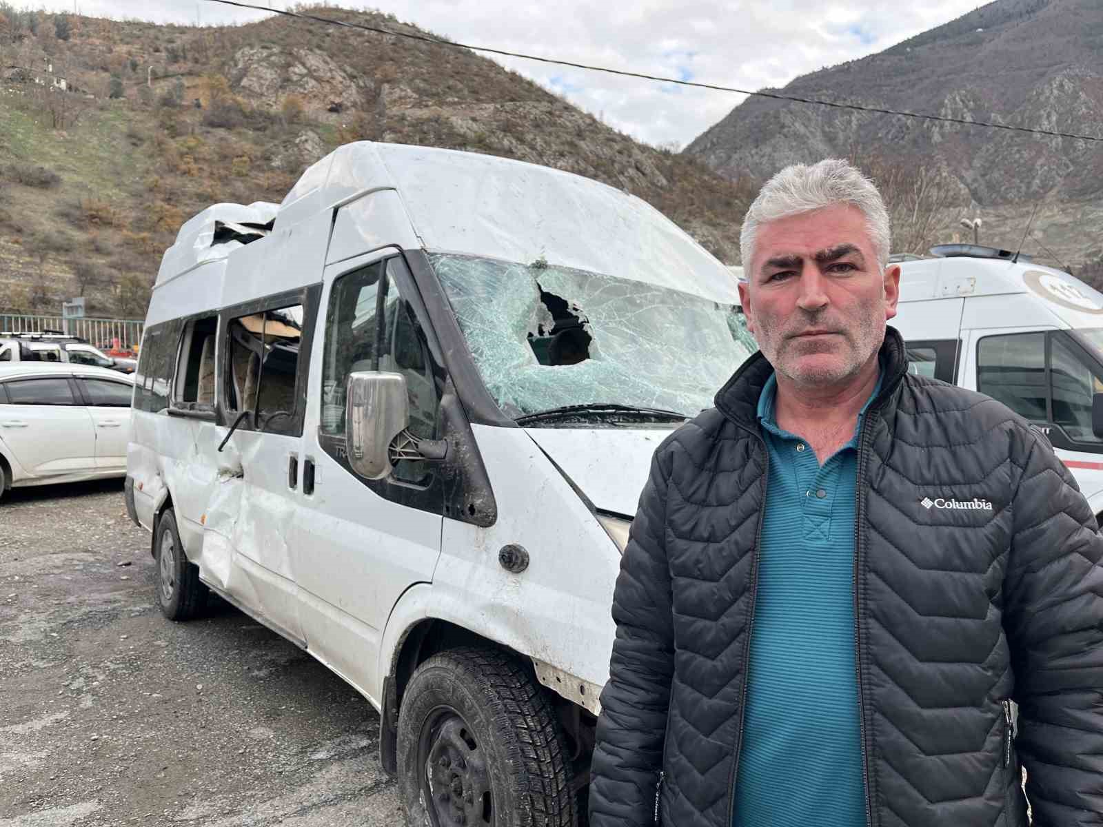 Artvin’de üzerlerine kaya yağan minibüs şoför yaşadıkları korku dolu anları anlattı