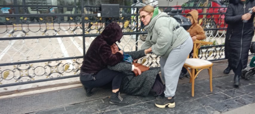 Kuyumcu mağdurlarının eyleminde yaşlı kadın fenalaştı