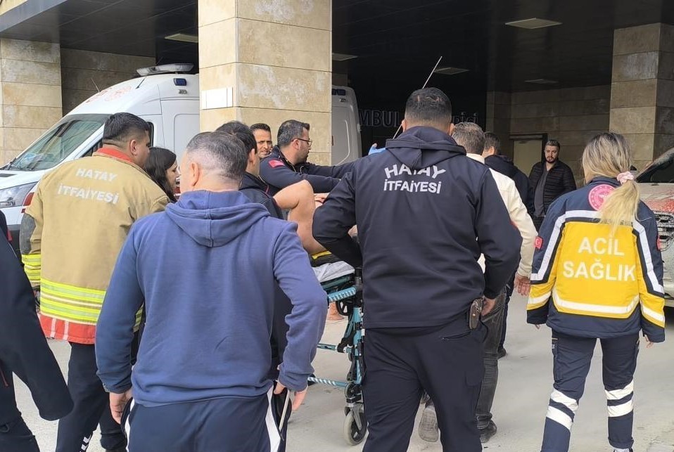 Zıpkın bacağına saplandı, ayağında zıpkınla hastaneye götürüldü