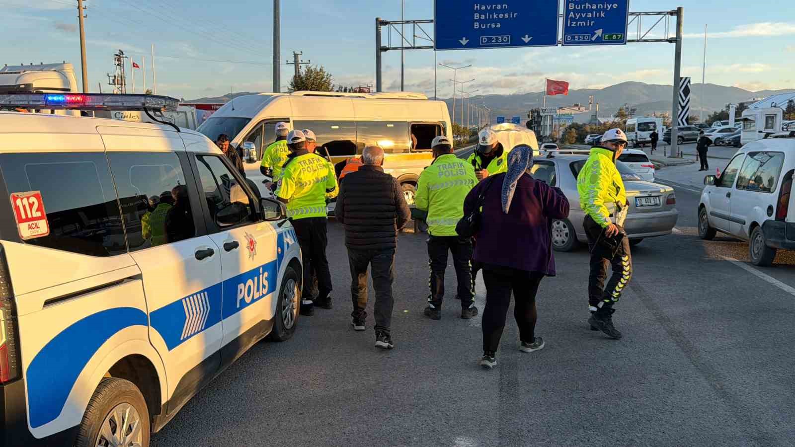 Balıkesir’de öğrenci servisi ile otomobil çarpıştı: 7 yaralı