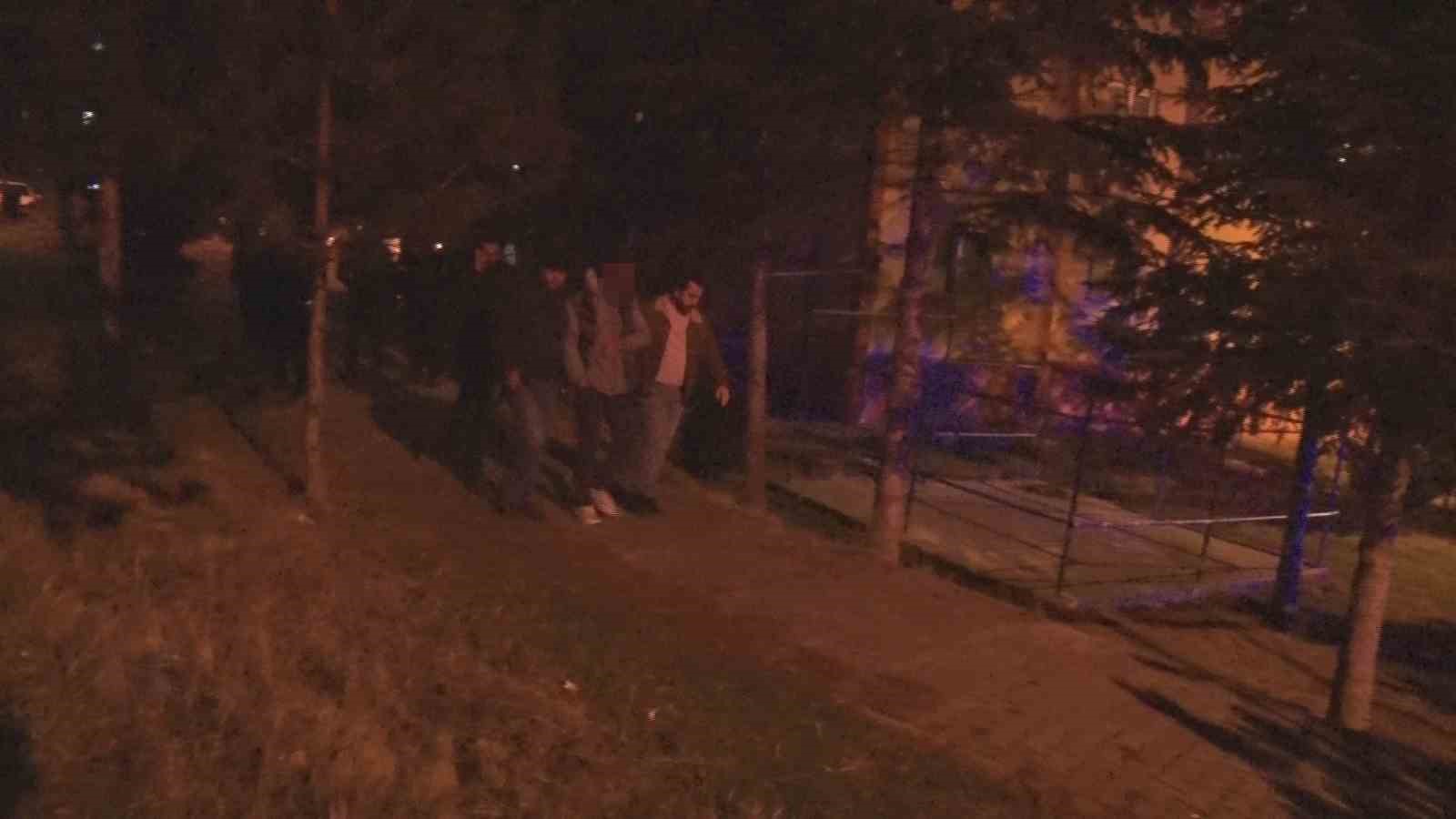 Eşi evi terk edince t&uuml;feğe sarıldı
