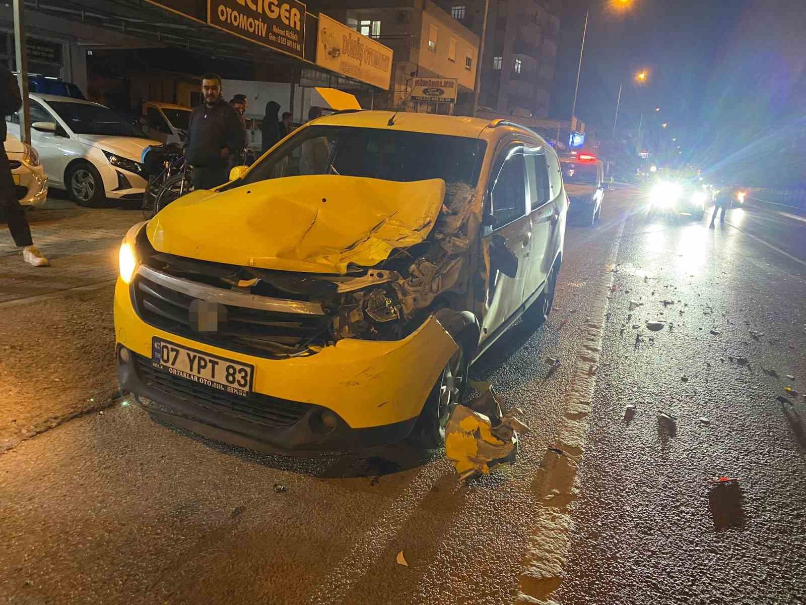 Serik&rsquo;te ticari taksi ile kamyonet &ccedil;arpıştı: 2 yaralı
