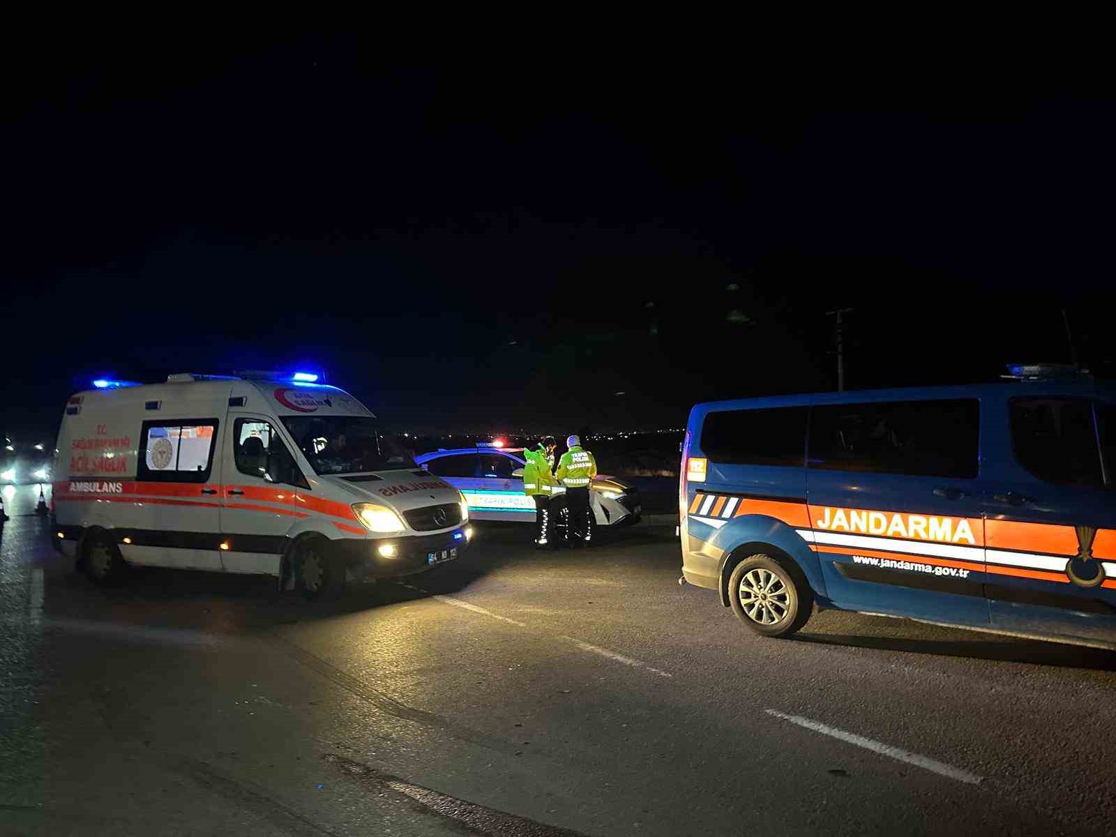 Uşak&rsquo;ta otomobil ile hafif ticari ara&ccedil; &ccedil;apıştı: 6 yaralı
