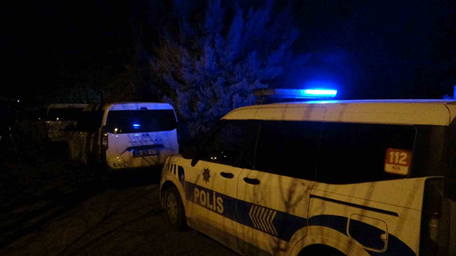 Arkadaşların silahla oyunu kanlı bitti: 1 yaralı
