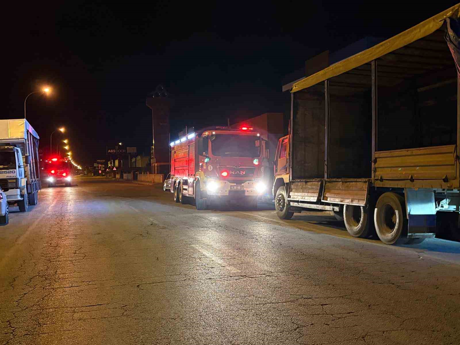 Atık maddeler alev aldı, fabrikaya sıçrayan yangın büyümeden söndürüldü