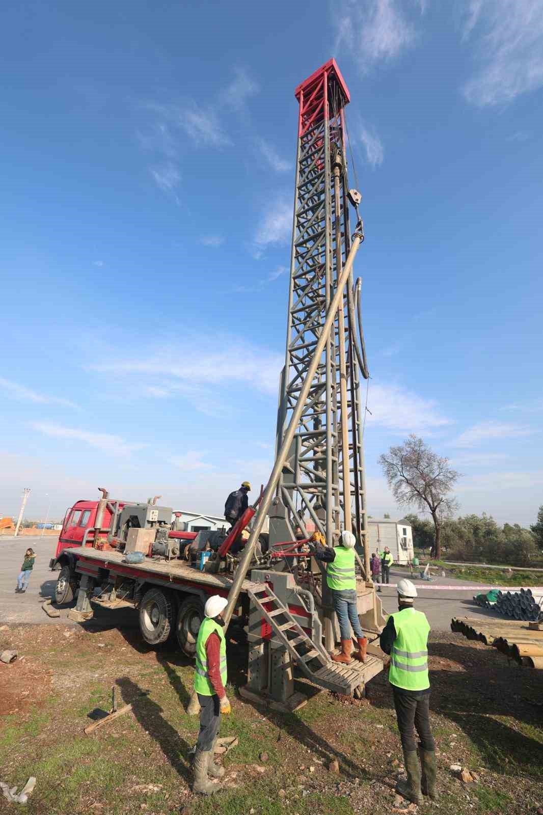 Kuraklıkla m&uuml;cadele eden İzmir&rsquo;de yeni 15 sondaj kuyusu
