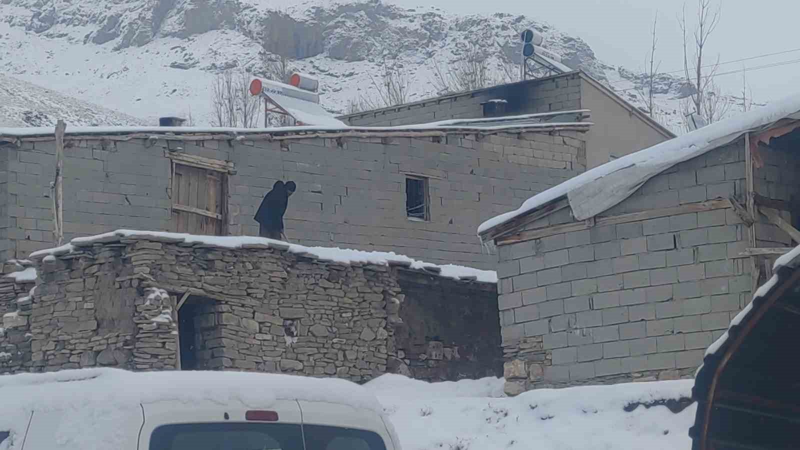 Van&rsquo;da 90 yerleşim yerinin yolu ulaşıma kapandı
