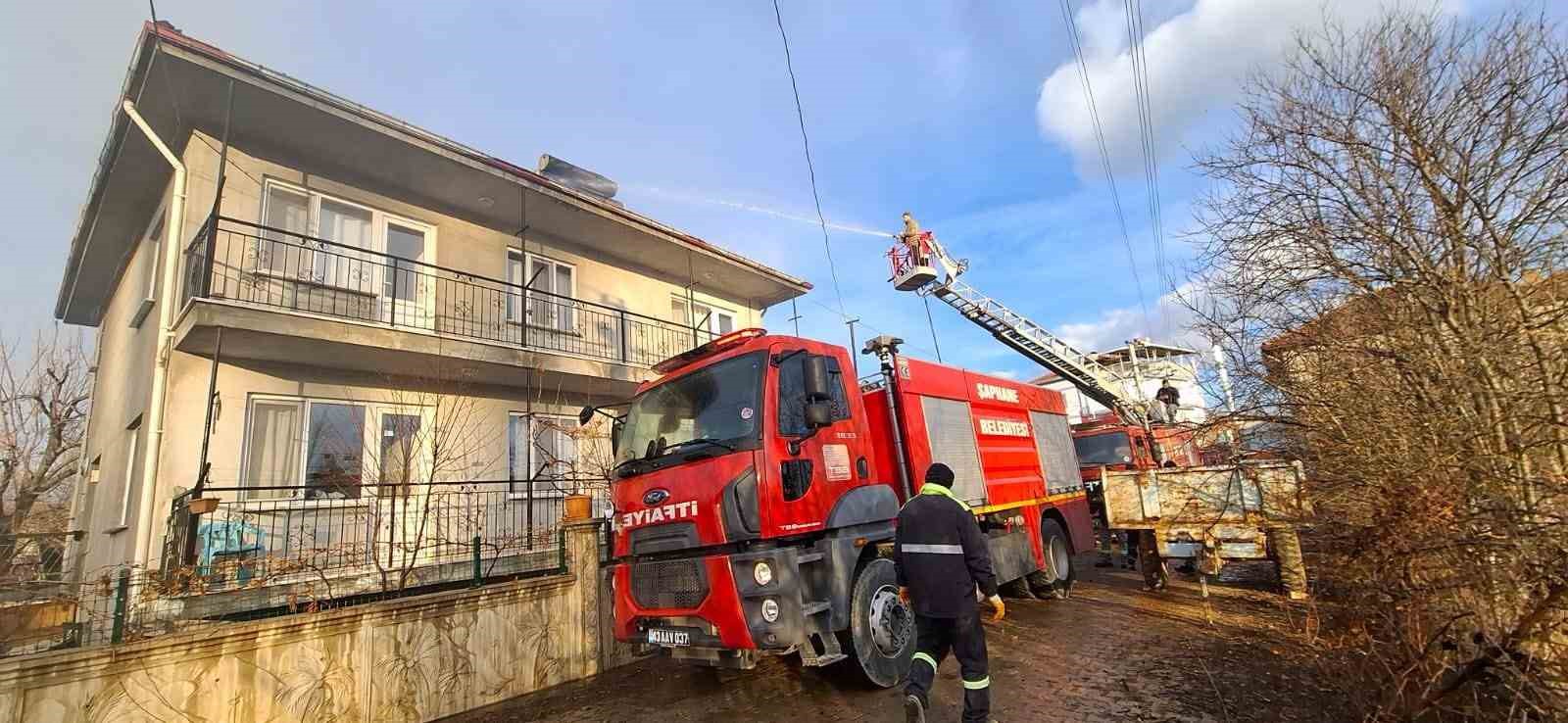 Şaphane&rsquo;de &ccedil;ıkan yangında bir evin &ccedil;atısı hasar g&ouml;rd&uuml;
