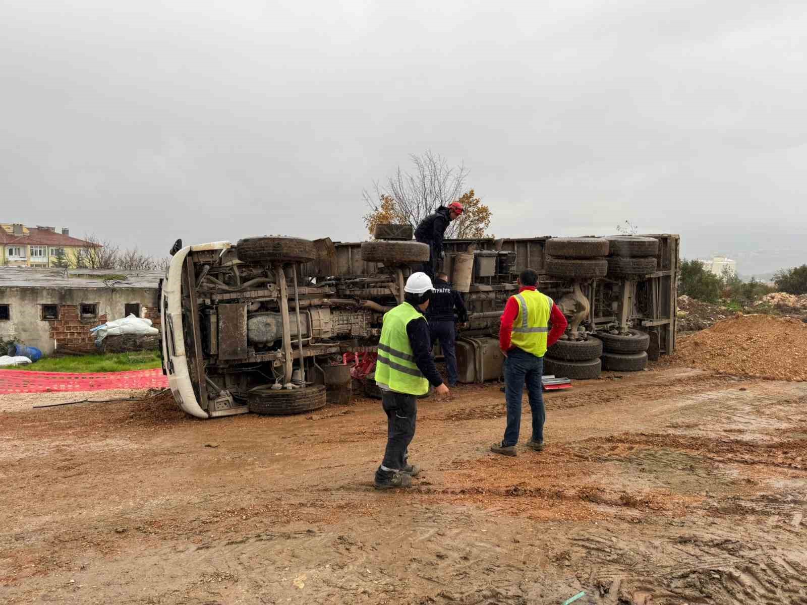 Devrilen kamyonda sıkışan s&uuml;r&uuml;c&uuml;s&uuml; yaralandı
