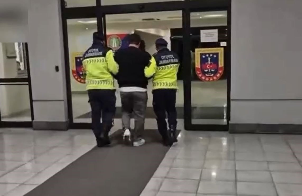 Arnavutk&ouml;y&rsquo;de trafiği tehlikeye atan yarış&ccedil;ılara jandarma operasyonu
