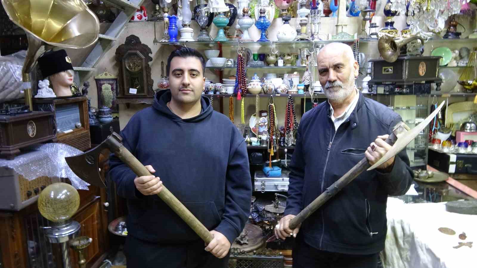 45 yıldır topladığı antika eşyaların sayısını kendisi de bilmiyor