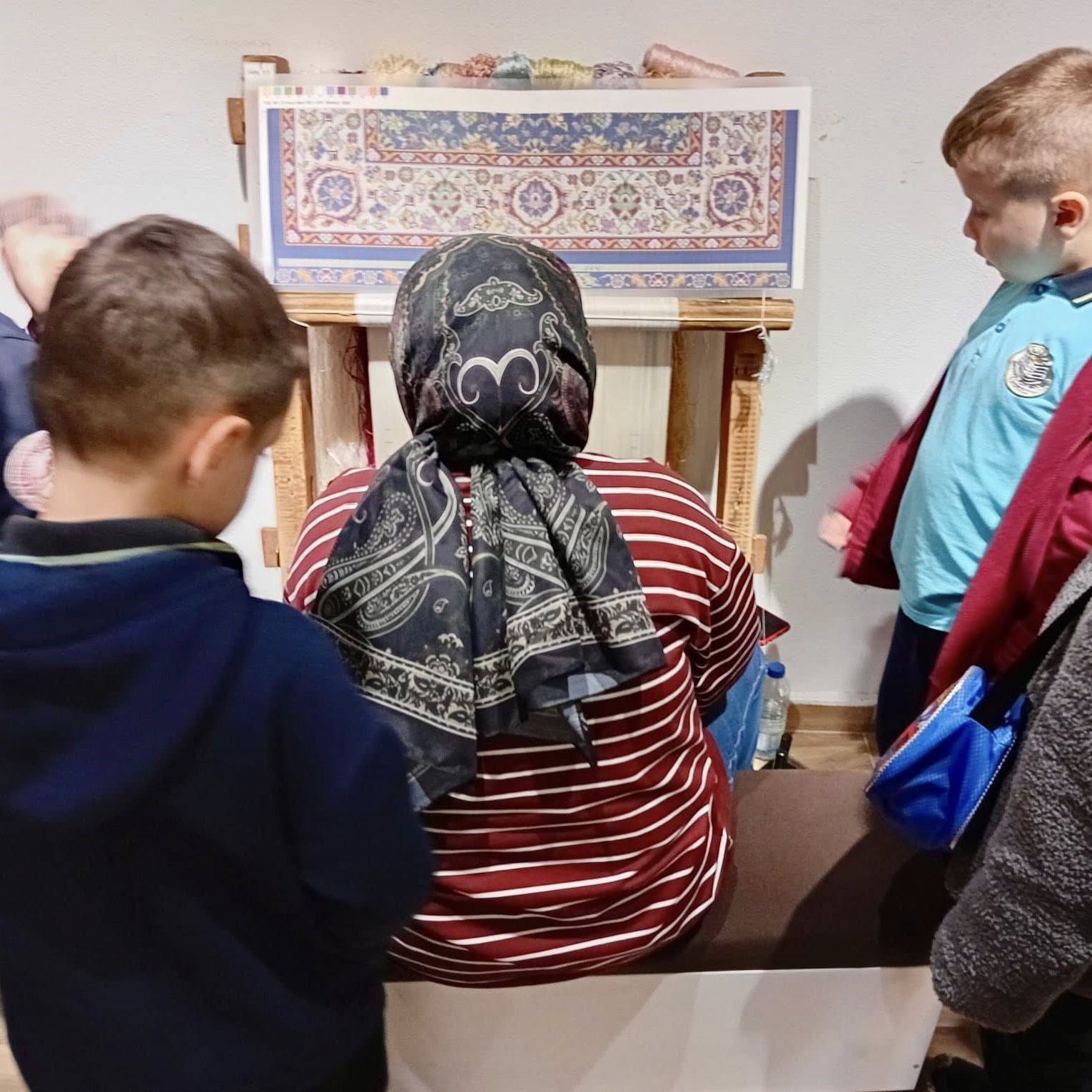 K&ouml;rfez&rsquo;de ilkokul &ouml;ğrencileri Hereke halısının yapım aşamalarını inceledi
