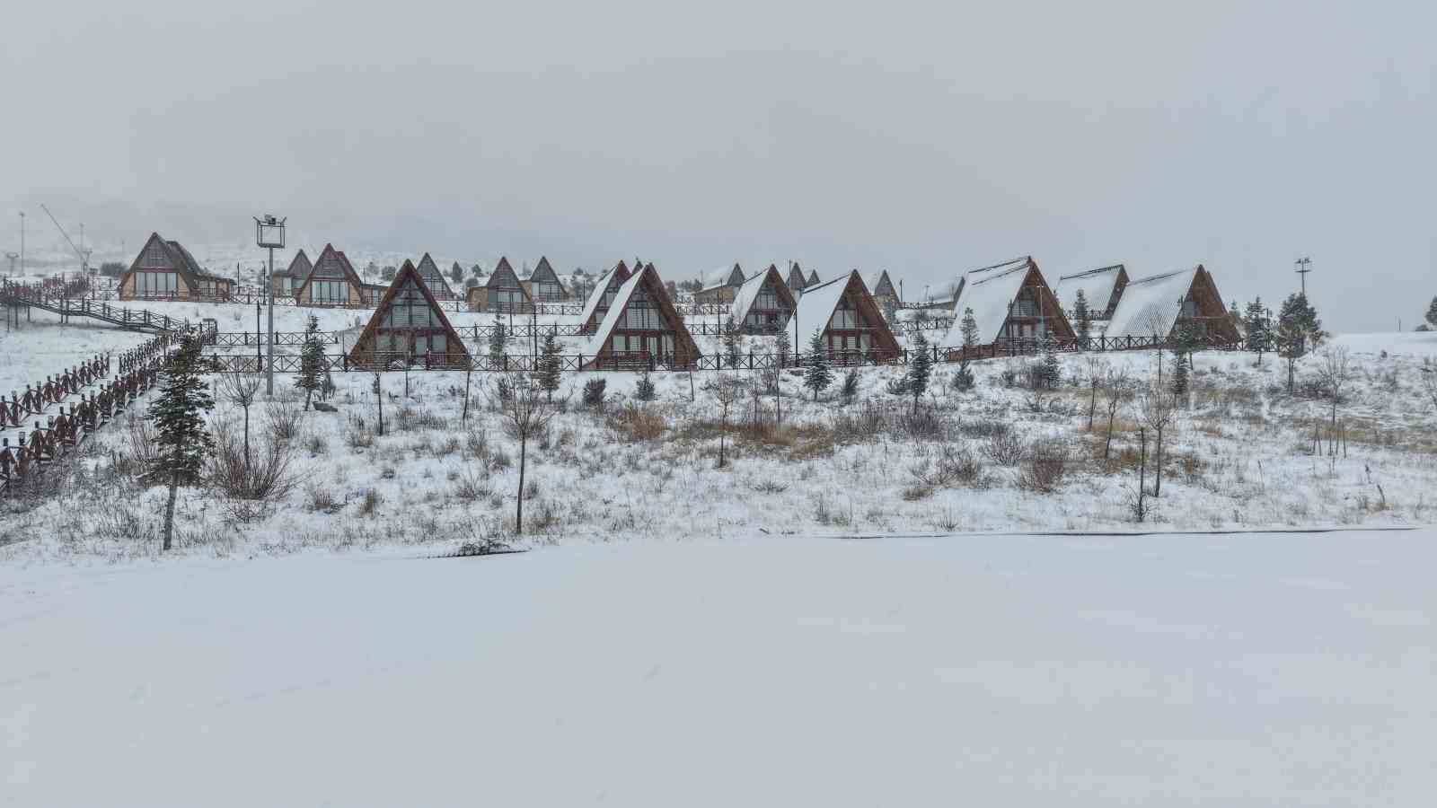 T&uuml;rkiye&rsquo;nin en ekonomik kayak tesisi beyaza b&uuml;r&uuml;nd&uuml;
