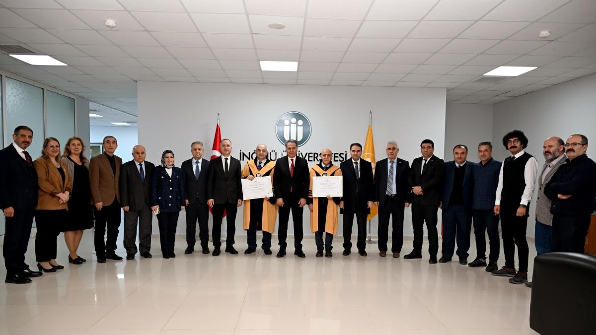 Unvanda yükselen akademisyenlere cübbeleri giydirildi