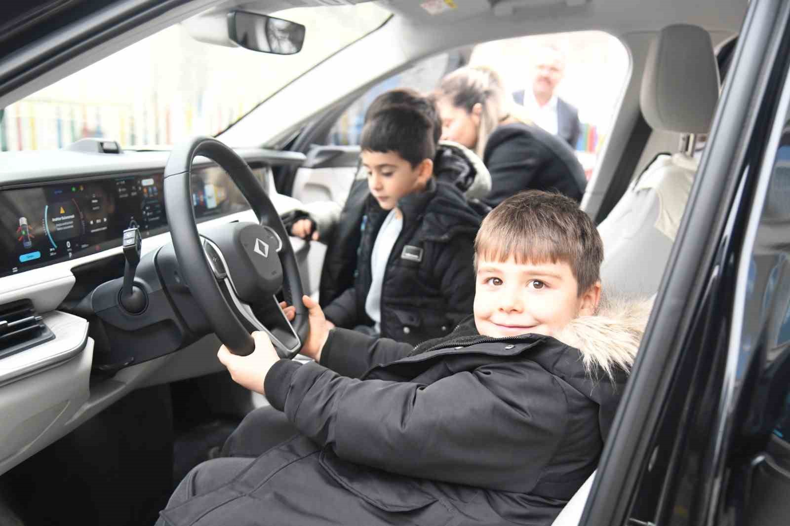 Pursaklar’da Yerli Malı Haftası kapsamında öğrencilere Togg tanıtıldı