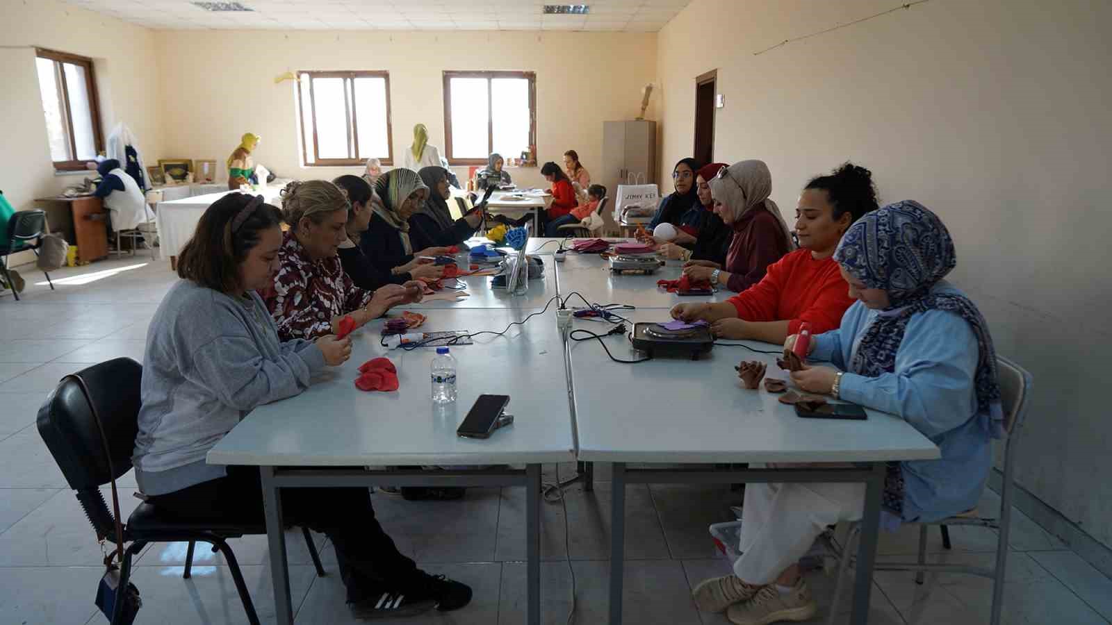 Kadınlar b&uuml;y&uuml;kşehir belediyesinin at&ouml;lyelerinde meslek &ouml;ğreniyor
