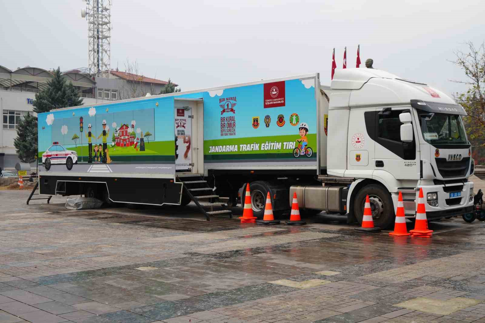 Kırıkkale&rsquo;de jandarmanın "Mobil Trafik Eğitim Tırı"
