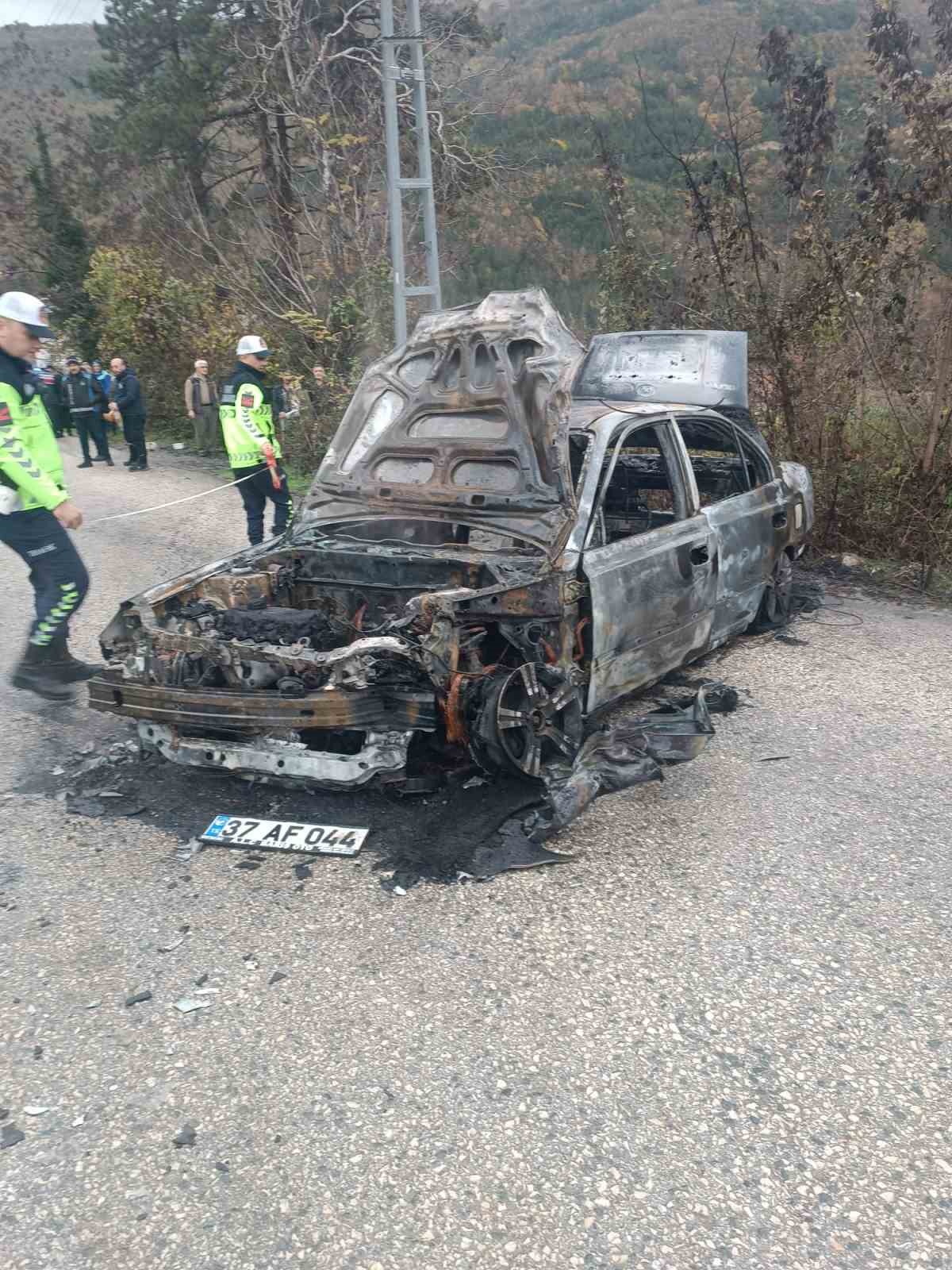 Kastamonu&rsquo;da hafif ticari ara&ccedil; ile otomobil &ccedil;arpıştı: 2 yaralı
