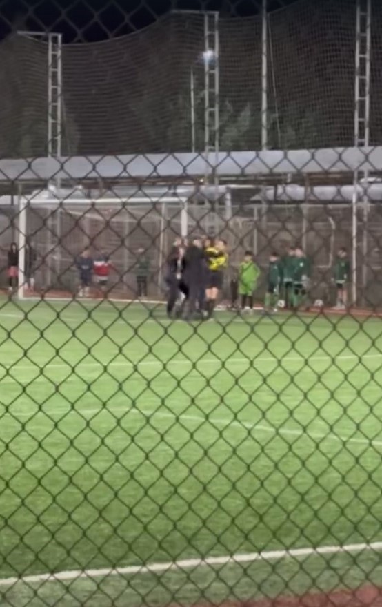 &Ccedil;ocukların ma&ccedil;ında kadın hakeme saldıran antren&ouml;r tutuklandı
