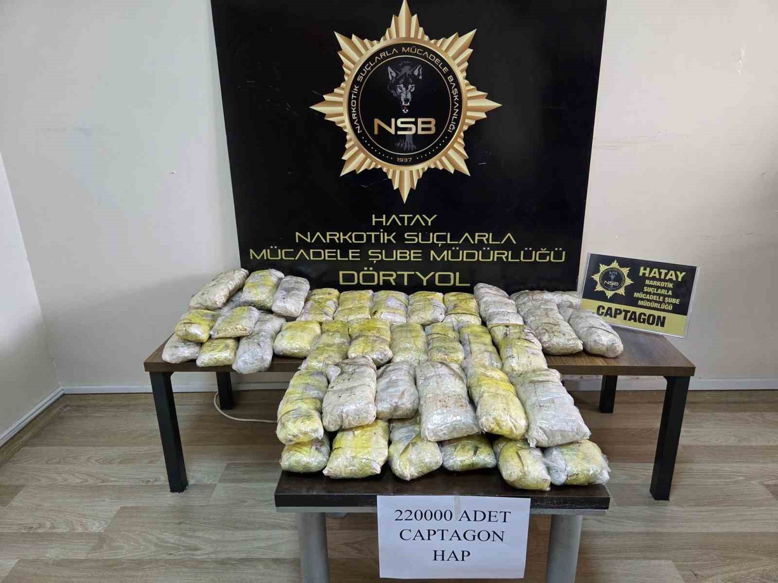 Tırın tabanına binlerce uyuşturucu hap sakladılar
