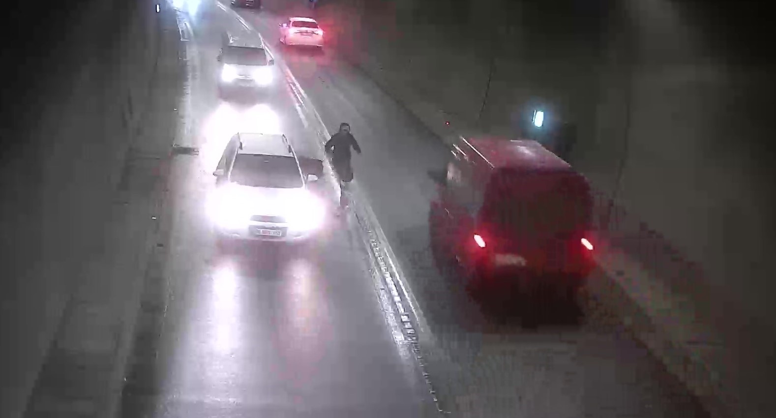 T&uuml;nelde bir anda duran otomobile motosiklet &ccedil;arptı: Kaza anı kamerada
