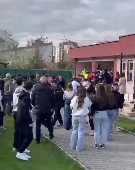 &Ouml;ğrencilerden &ouml;ğretmene şiddete sendikalardan tepki
