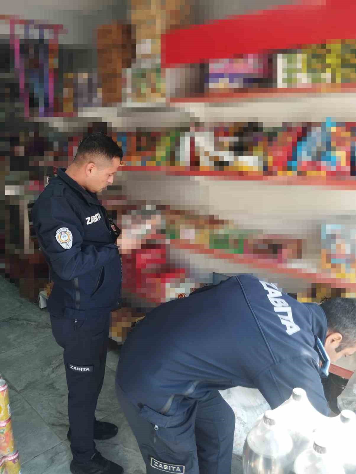 Doğum g&uuml;n&uuml; nedeniyle dağıtılan &ccedil;ikolataları yiyen 10 &ouml;ğrenci hastaneye kaldırıldı
