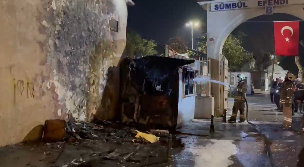 Fatih&rsquo;te g&uuml;venlik kul&uuml;besi alev alev yandı
