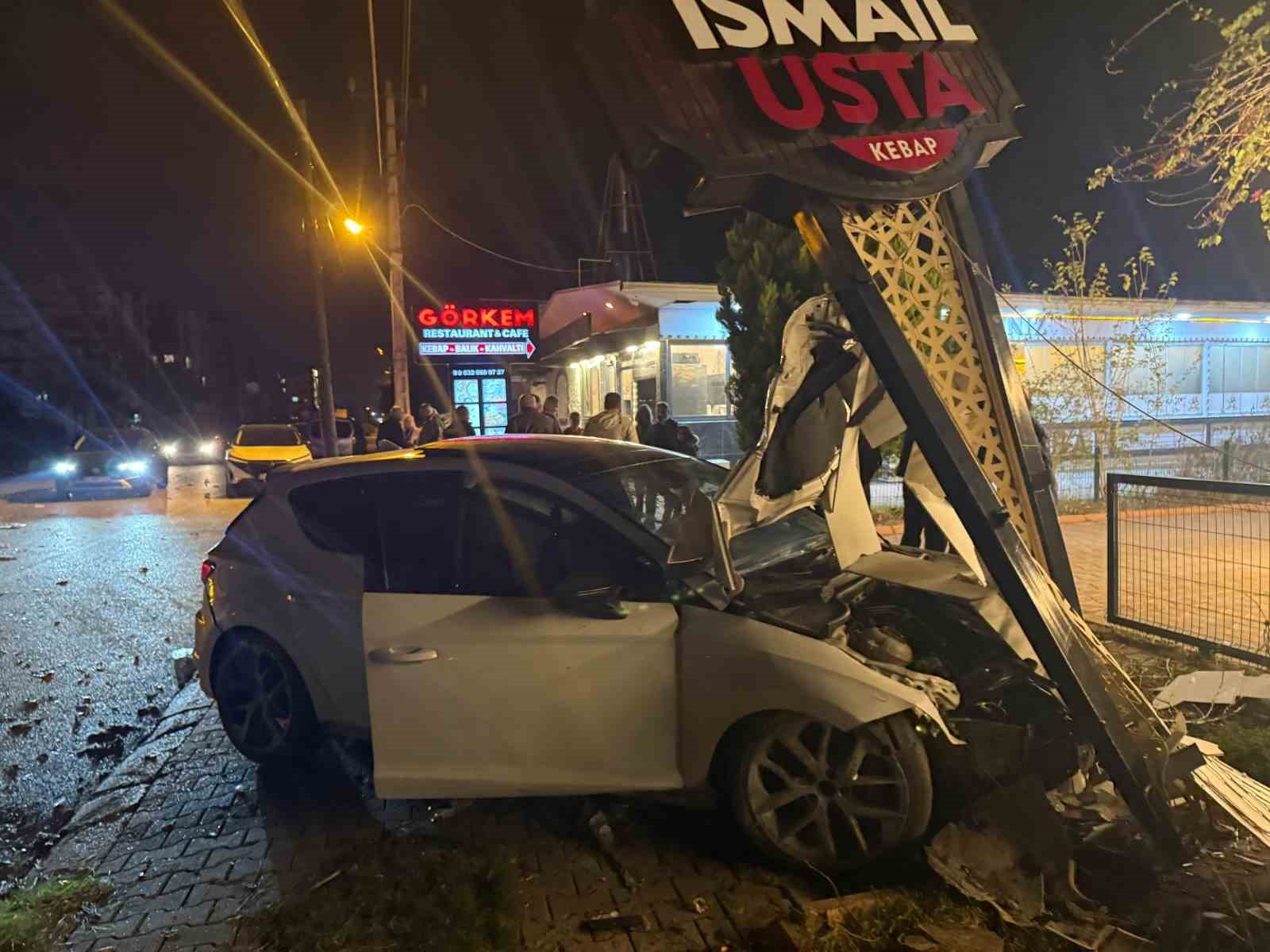 Kaza yapan s&uuml;r&uuml;c&uuml; aracı bırakıp kayıplara karıştı
