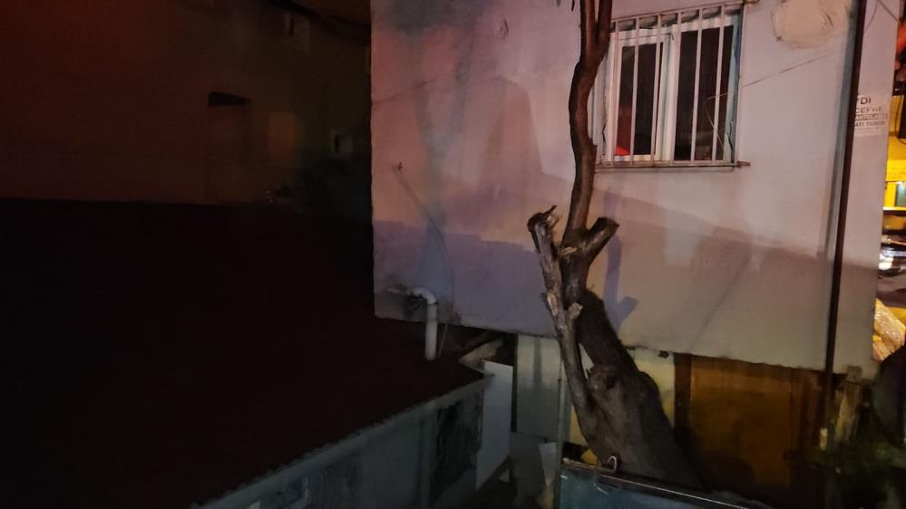 Sarıyer&rsquo;de &uuml;st katı kayan bina gecekonduya yaslandı: Facianın eşiğinden d&ouml;n&uuml;ld&uuml;