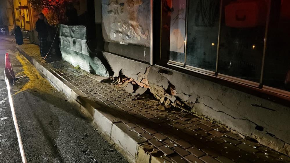 Sarıyer&rsquo;de &uuml;st katı kayan bina gecekonduya yaslandı: Facianın eşiğinden d&ouml;n&uuml;ld&uuml;