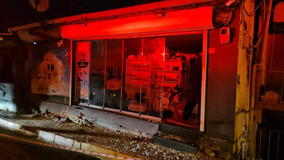 Sarıyer&rsquo;de &uuml;st katı kayan bina gecekonduya yaslandı: Facianın eşiğinden d&ouml;n&uuml;ld&uuml;