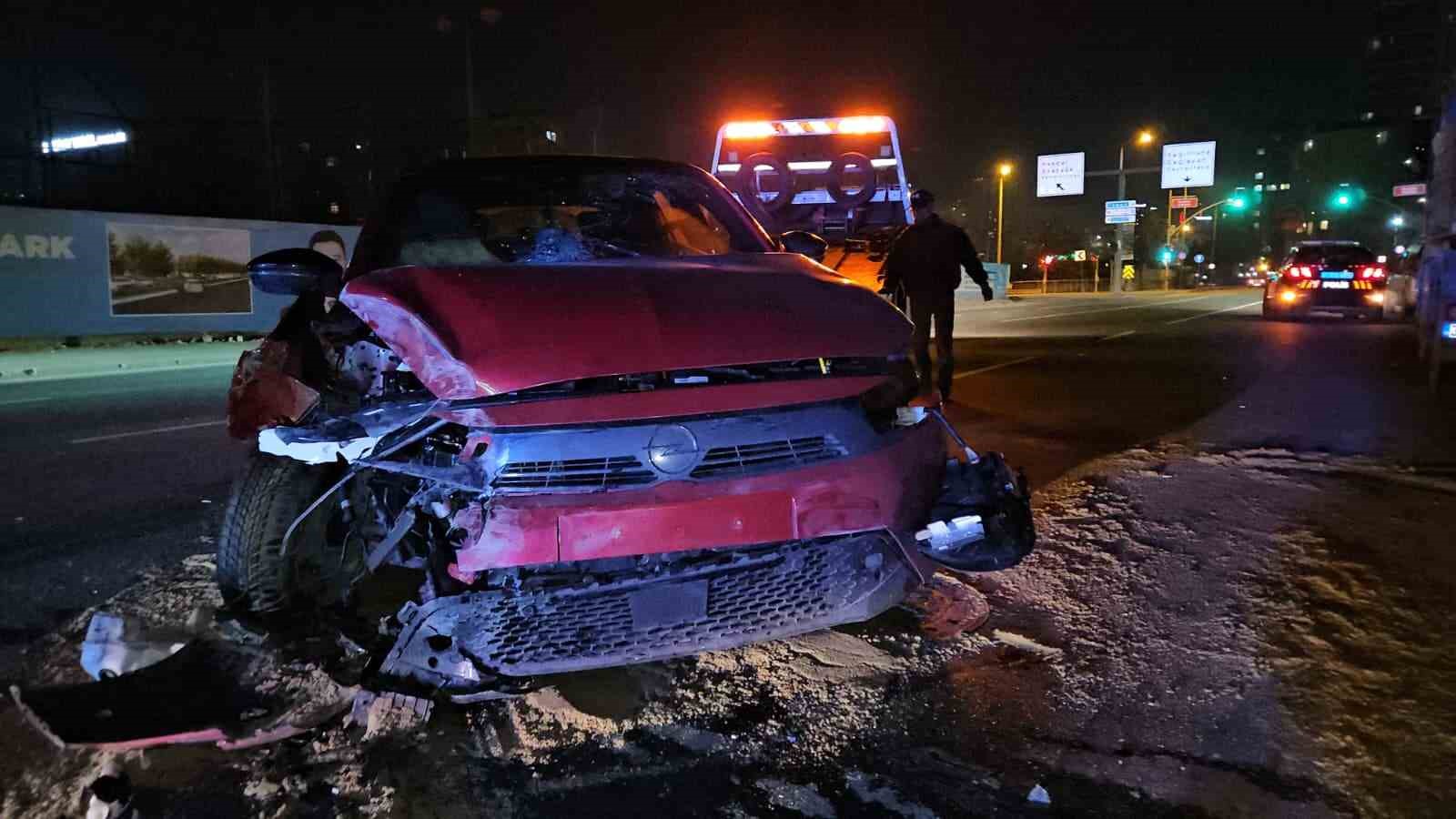 Kağıthane&rsquo;de makas atan s&uuml;r&uuml;c&uuml;, park halindeki tıra &ccedil;arptı: 2 yaralı
