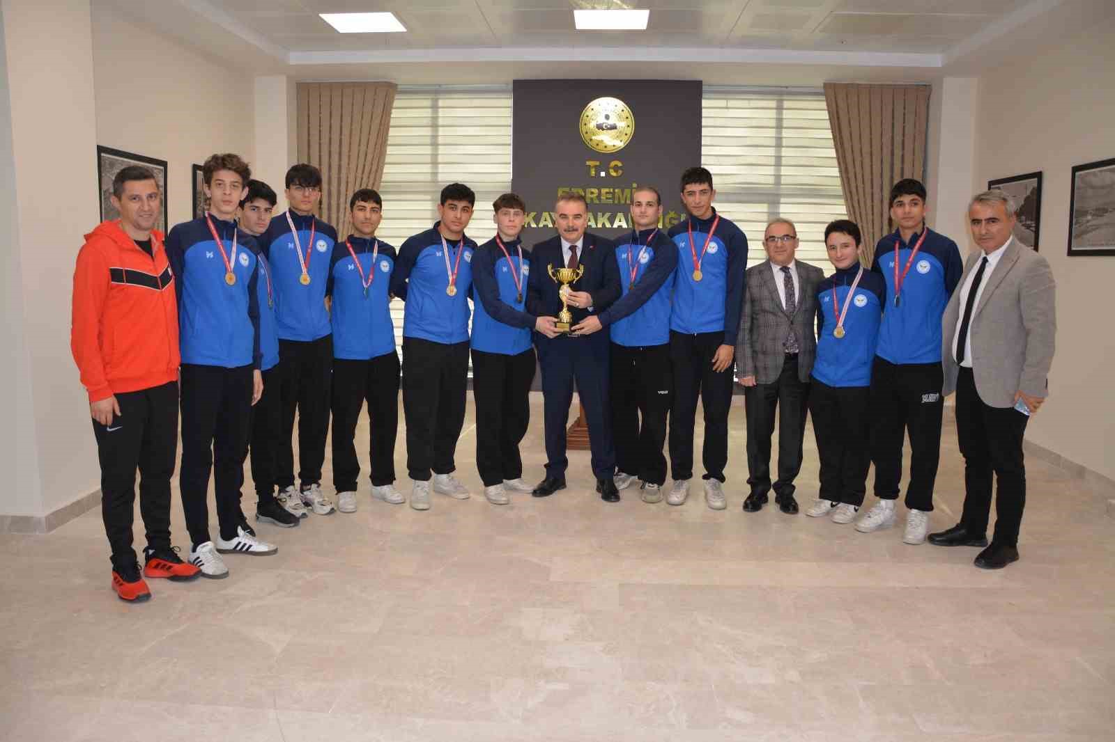 Şampiyon voleybolculardan Kaymakam Odabaş’a ziyaret